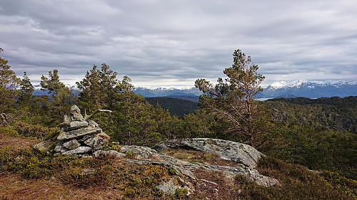 South/southeast from Kannikenuten
