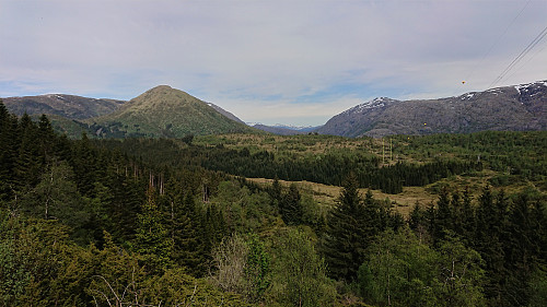 Hausdalshorga (left) and Svenningen (right) from the gravel road below Kramboden