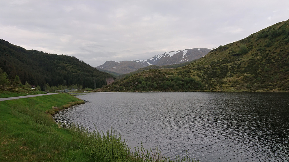 Looking back at Osavatnet before starting the descent