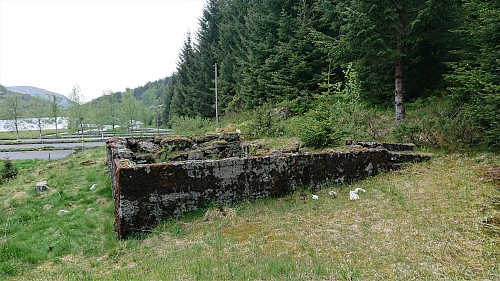 The ruins of Heniehytten with Osavatnet in the background