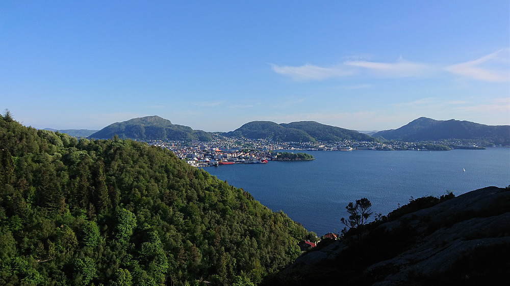 View towards the city center from the descent from Håmanen