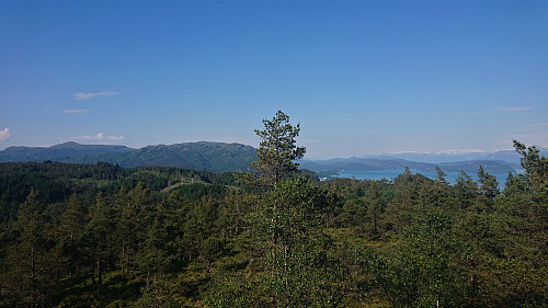 Northeast from Vetlefjell with Tysnessåta and Etlådnefjellet to the left