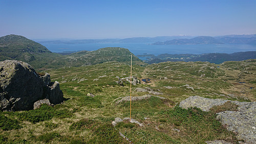 The markers I initially followed on my descent from Etlådnefjellet. Tysnessåta to the left.