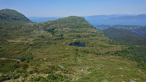 Approaching Heiavatnet with Veghamrane in the background