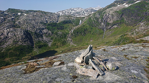 Cairn at Lurafjellet with Dukabotnen in the background. Hjellafjellet to the upper left.