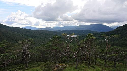 Southwest from the descent (Møsnuken (far left), Sveningen (far right))