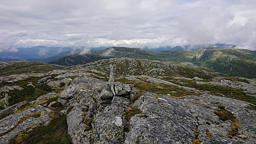 Brattanakken with Stølsvatna in the background right