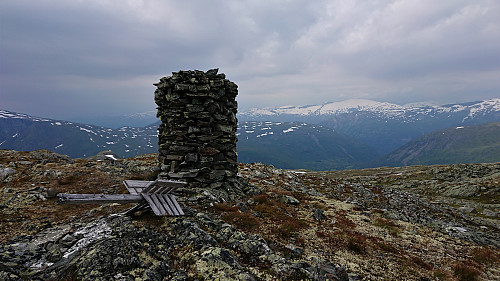 View southwest from Kattøyro with Vigdalen to the right