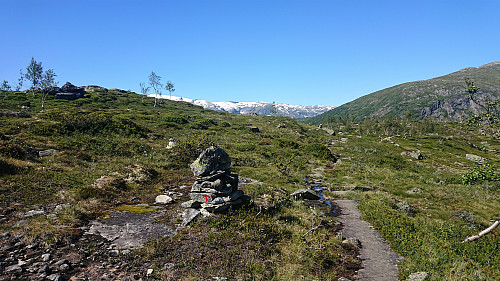 The marked trail down from Fivla