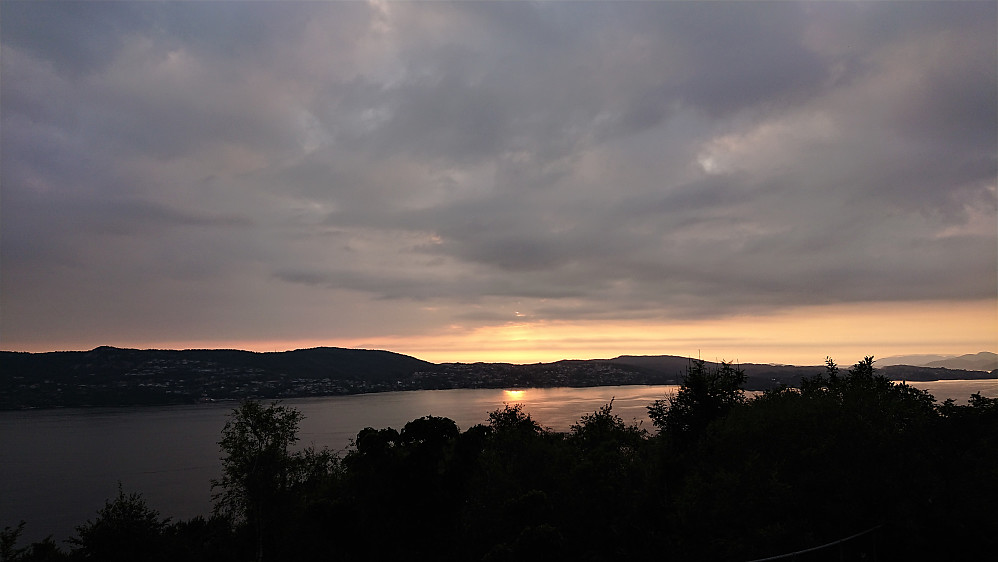 The setting sun over Askøy from Hellen festning