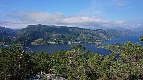 Towards Vike/Vikaneset from the descent with Rundesteinen in the background left
