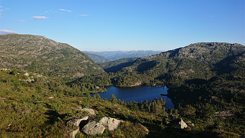 Nedre Sætravatnet from the descent. Stussfjellet left and Steinhusfjellet right.