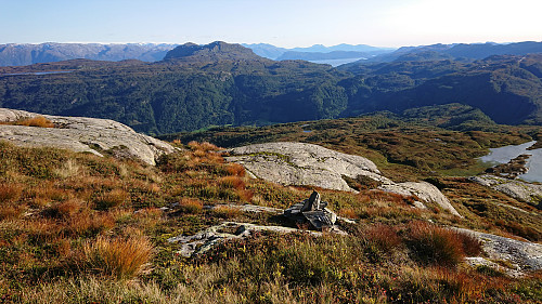 The cairns I attempted to follow for the descent. Vesoldo in the background.