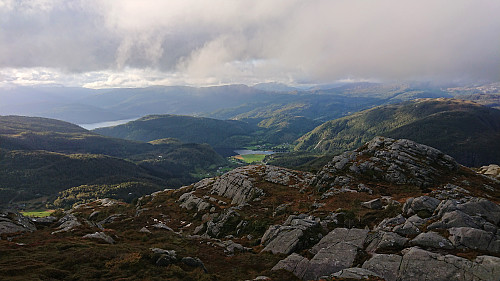 Frølandsvatnet from the descent from Kikenosi. Totlandsfjellet to the right.