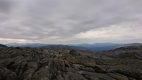 Southeast from Gråhorga with Tveitakvitingen to the left and Gullfjellet to the right