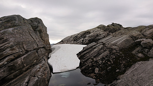 Gråhorga summit to the right, vertical cliff band to the left