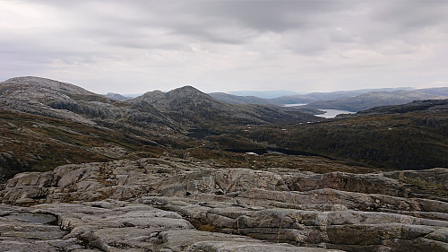 Northeast from the descent of Gråhorga. Hamlagrøvatnet to the right.