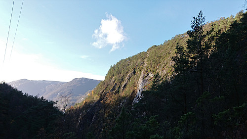 Looking up at Solaråsen from Kvamsdalen