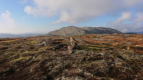 Southeastern summit of Flatafjellet with Dystingen in the background