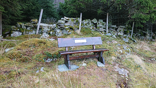 The bench you get to if ignoring the orange arrow. It is labelled: Jørn's Ro & Fred