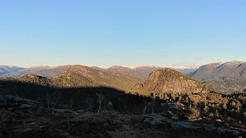 Vardafjellet (left) and Kallvikanipa (right) from the descent from Pina