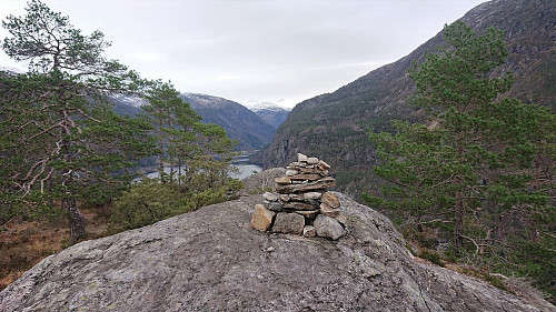 The cairn at Slottet with Mo in the background