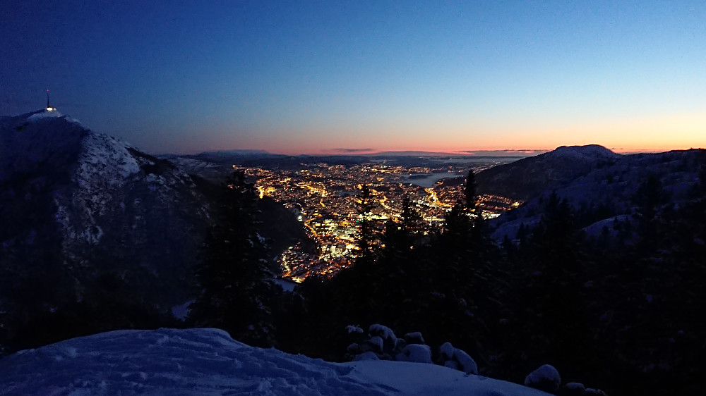 South from Blåmansveien utsiktspunkt with Ulriken to the left and Løvstakken to the right