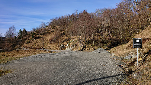 Looking back at the parking lot above Kvamsvågen