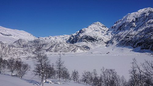Steinskvanndalsvatnet with Fotasperrnuten in the background
