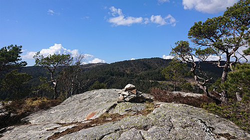 Cairn and trig marker southwest of the summit. Lyseskarfjellet in the background.