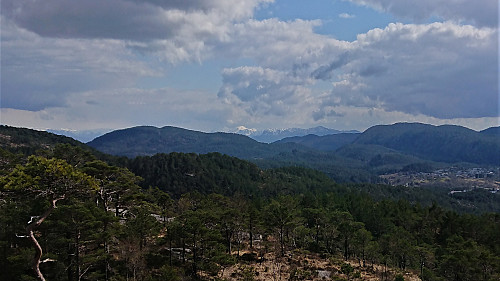 Towards the mountains southwest of Rosendal from the descent (zoomed in)