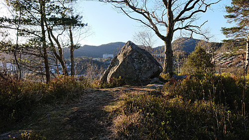 The summit of Benshaugen with Gravdalsfjellet to the right
