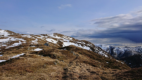 Approaching Skylefonnstølen. Vossavardane NV in the background.