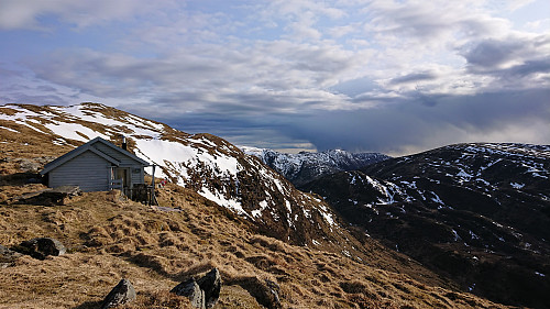 Skylefonnstølen. Slettegga and Livarden in the background. Herlandsfjellet to the right.