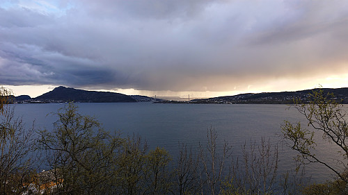 Towards Askøybroen from Helleveien. Lyderhorn to the left.