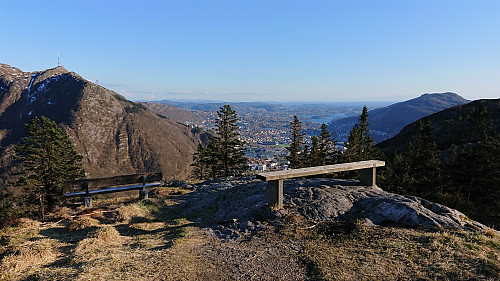Blåmansveien utsiktspunkt with Ulriken to the left and Løvstakken to the right