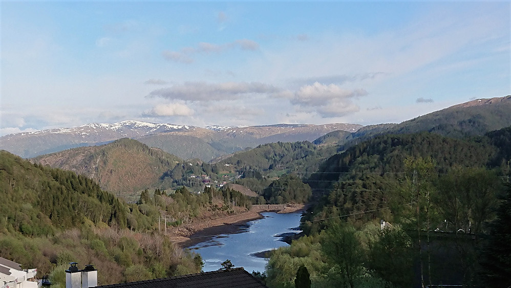 South from close to the top of Flaktveit with Gullfjellet to the left