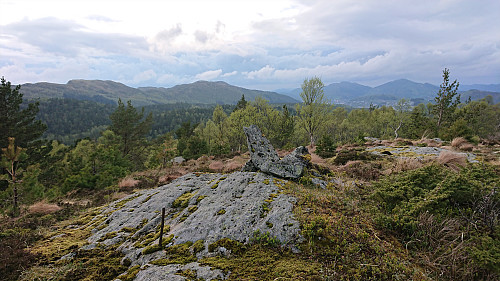 The cairn at Svelihovden. Storsåta left of center. Høgstefjellet and Veten to the right.