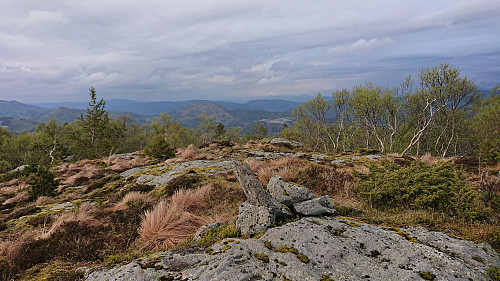 The cairn at Svelihovden with Hetlebakksåta in the background
