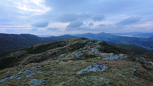 Northwest along Såbotshaugen with Høgstefjellet and Veten in the background