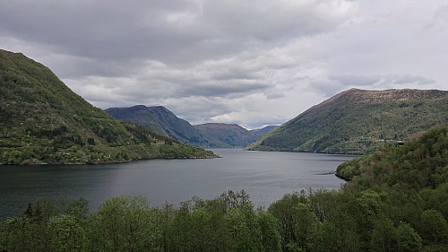 Sørfjorden from west of Trengereid. Bruviknipa to the left and Hananipa to the right.