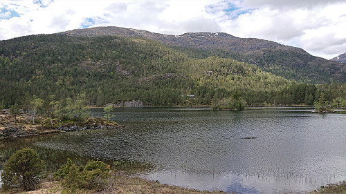 Rolvsvågvatnet with Svenningen in the background