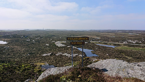 The summit of Fedjebjørnen with Hellisøy lighthouse in the background