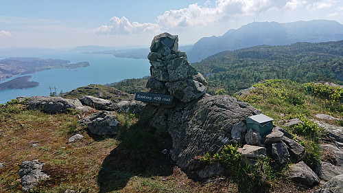 The cairn at Salsborg with Kattnakken in the background
