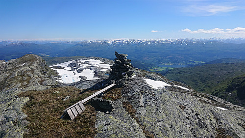 The cairn at Tvarafjellet with Dyrvedalen in the background