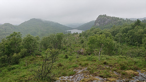 Descending towards Spåkevatnet from Ullberget. Right: Ulvaberget, left: Beitelen.