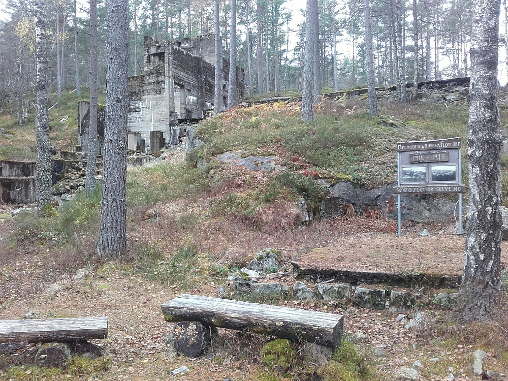 Gamle levninger etter gruvedrift. Det er laget til fin rasteplass i et spennende område 