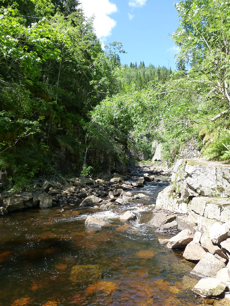 Inne i juvet der fossen kommer ut