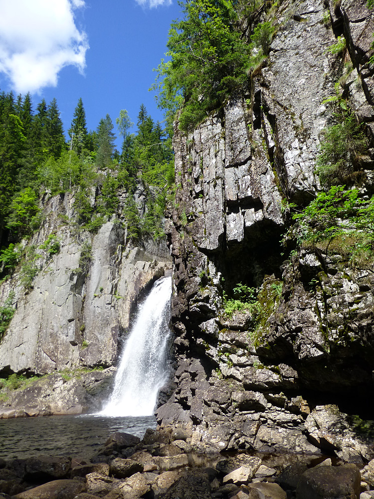 Fossen sett fra der vi kommer inn