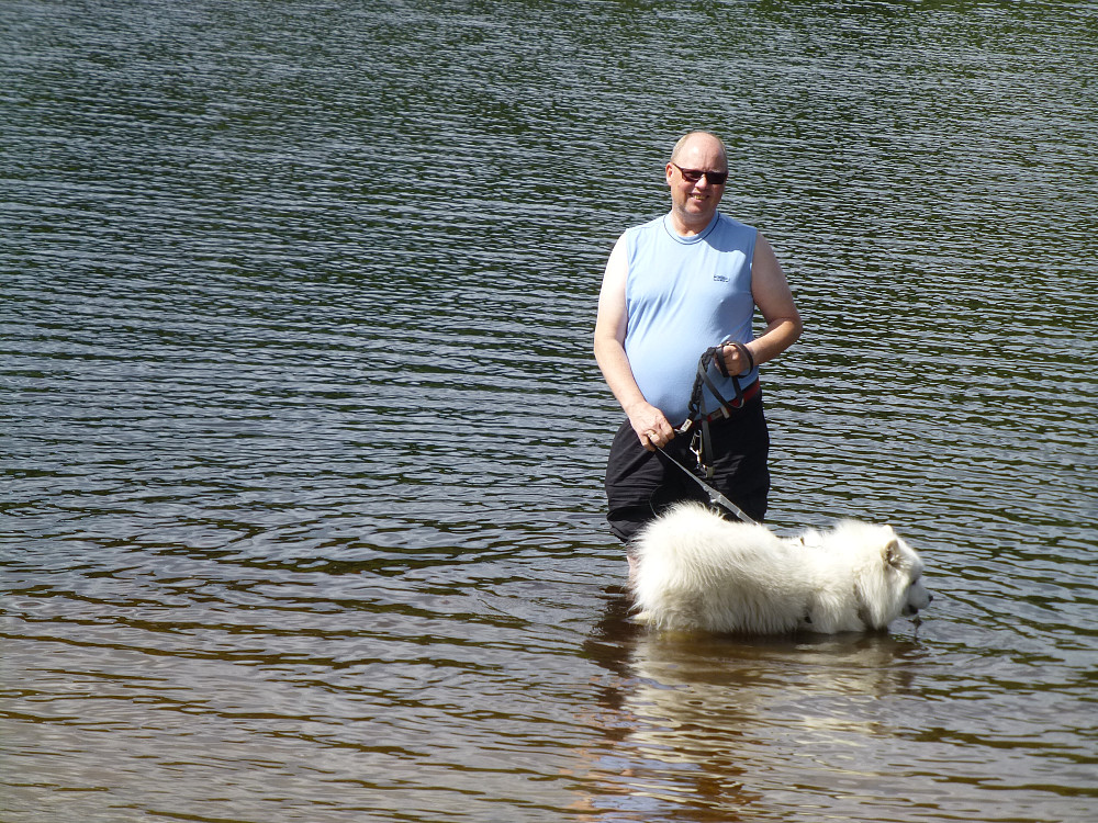 Øyvind og Anjing bader på Svartangen